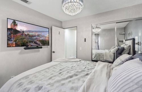 Wildomar House | Luxurious Bedroom w/Chandelier