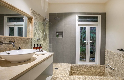 Killcare House | Luxurious bush retreat with amazing bay views, pool and hot tub
