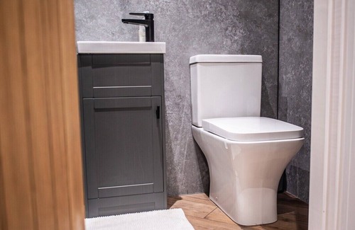 Llangollen Apartment | Luxurious Canal-side mini lodge in Llangollen.