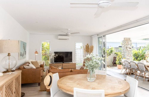 Casuarina House | Luxurious Coastal Beach House - 4 mins walk to beach!