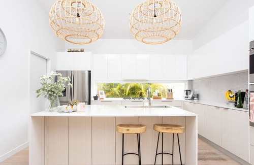 Casuarina House | Luxurious Coastal Beach House - 4 mins walk to beach!
