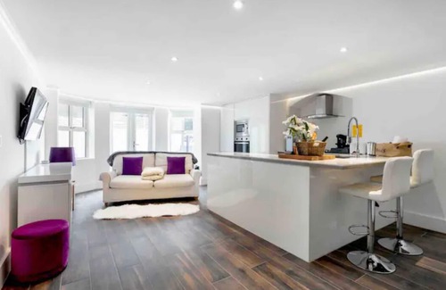 Redbridge Apartment | Luxurious & Cosy, 1 Bedroom Apartment with Parking & Private Terrace