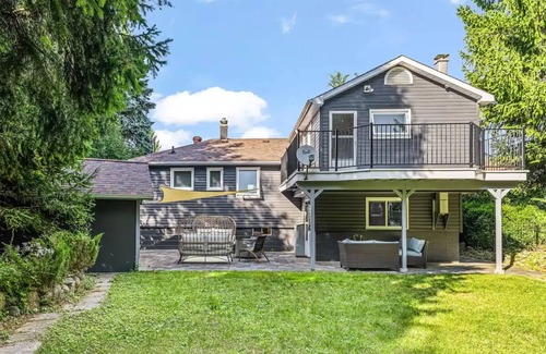 Collingwood Cottage | Luxurious Cottage Across Water!
