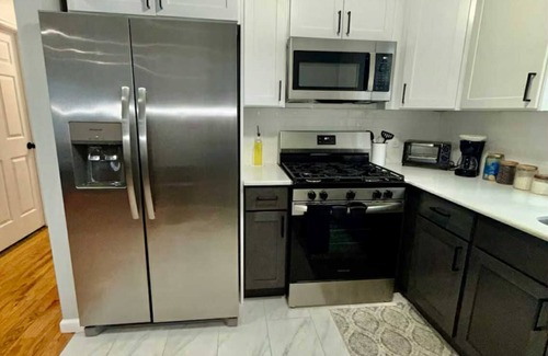 Irvington House | Luxurious, Cozy and Spacious 6-bedroom escape with parking sleeps up to 16.