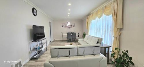 Scarborough House | Luxurious Cozy House in Bluffs with Lake View