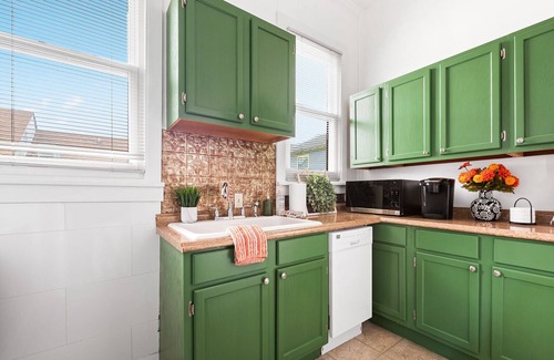 Milan Bed & Breakfast | Luxurious Fats Domino Suite 2BD/2BA - Uptown 2nd Floor in Lower Garden District