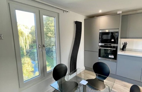 Shottery Apartment | Luxurious 1 bed top floor apartment with parking