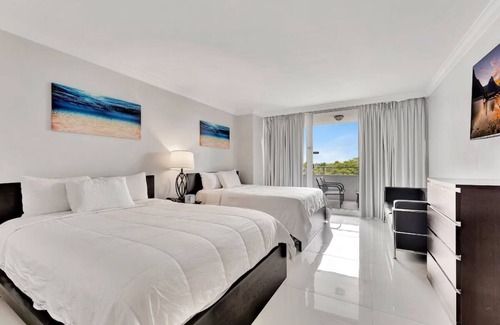 Galt Mile Resort | Luxurious Getaway & Poolside Relaxation—Your Beach Sanctuary Awaits!