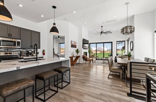 Hurricane Apartment | Luxurious Golf Haven ~ Pool & Spa ~ Stunning View