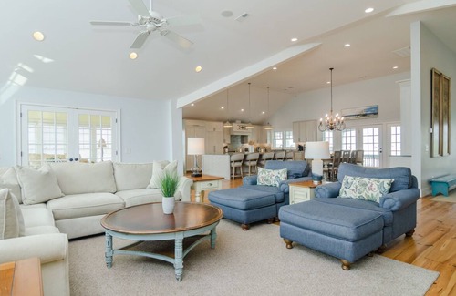 South End House | Luxurious home w pool, hot tub, elevator, and more