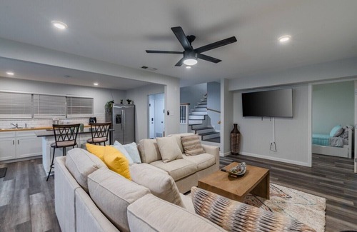 Wetmore House | Luxurious home with Hot tub, Tree Deck & Game Room by Fiesta Texas