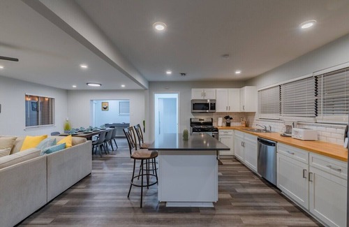 Wetmore House | Luxurious home with Hot tub, Tree Deck & Game Room by Fiesta Texas