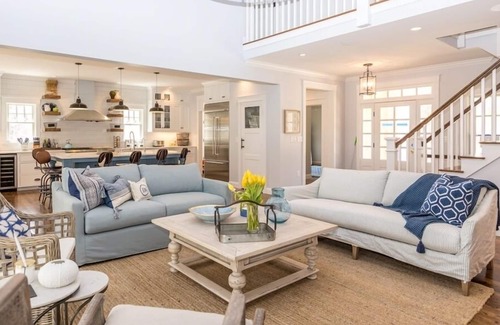 Katama House | Luxurious Katama Farmhouse With Pool
