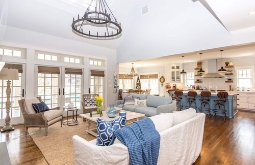 Katama House | Luxurious Katama Farmhouse With Pool