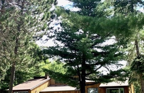 Nipissing Cottage | Luxurious Lake House with Hot Tub - Come and Enjoy and Unwind by Lake Nipissing!