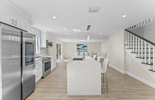 Florida Central Atlantic Coast House | Luxurious Lakefront Retreat near Universal Studios
