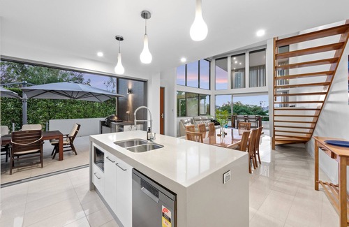 Bulimba House | Luxurious Living! 3Bed/3Bath/1Car/Pool ~ Balmoral