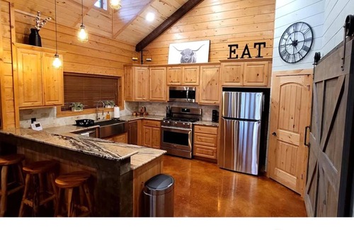 Georgetown Cabin | Luxurious Log Cabin on Premiere Equestrian Facility in Georgetown, TX
