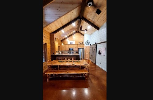 Georgetown Cabin | Luxurious Log Cabin on Premiere Equestrian Facility in Georgetown, TX