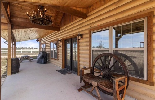 Georgetown Cabin | Luxurious Log Cabin on Premiere Equestrian Facility in Georgetown, TX
