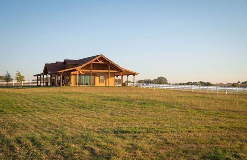 Georgetown Cabin | Luxurious Log Cabin on Premiere Equestrian Facility in Georgetown, TX