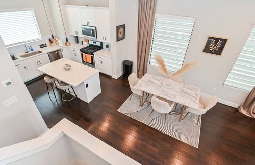 East Downtown Houston House | Luxurious Modern 3 Story Haven, East Downtown - City Views - minutes to downtown
