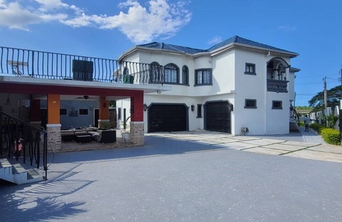 Falmouth House | Luxurious & Modern - 5 Bedroom House in Falmouth