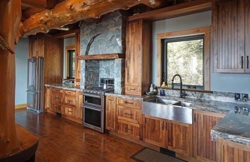 Courtenay Ski Chalet | Luxurious Mountain View Paradise with Hot Tub