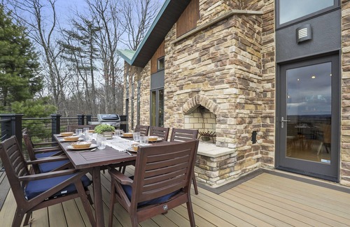 Berkeley Springs House | ✨Luxurious Mountaintop Lodge🏔️ Scenic Views🫧Hot Tub under the BIG SKY STARS 🌟