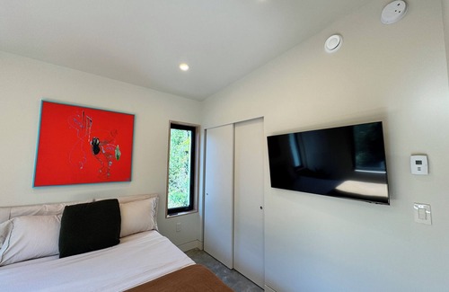 Tofino House | Luxurious, newly built sustainable home, nestled in old growth forest.