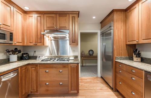 Polk Gulch Condo | Luxurious Pacific Heights Retreat with Rooftop Deck