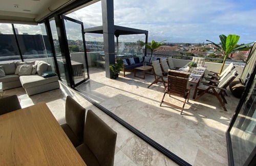 Saint Kilda South Apartment | Luxurious Penthouse Oasis with Spa