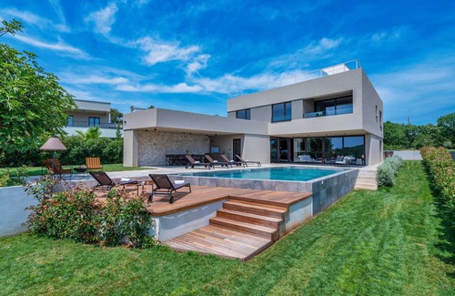 Banjole Villa | Luxurious pool villa, 5 minutes walk from the beach