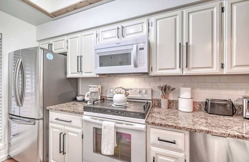 New Braunfels Condo | Luxurious Riverfront Condo Just 1 Blk to Schlitterbahn!