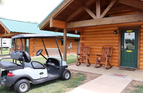 Shreveport Cabin | Luxurious Romantic Log Cabin North of Shreveport