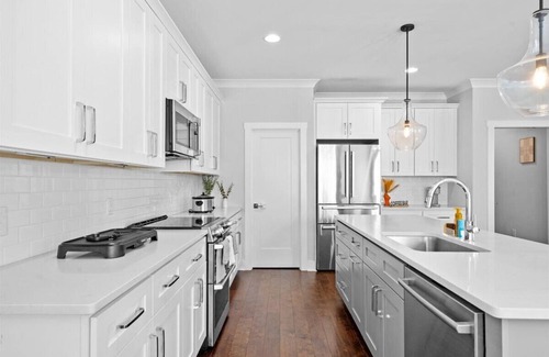 Dilworth House | Luxurious, Sleeps 13, Pool Table & Game Room, Spacious, 5 mins to Uptown