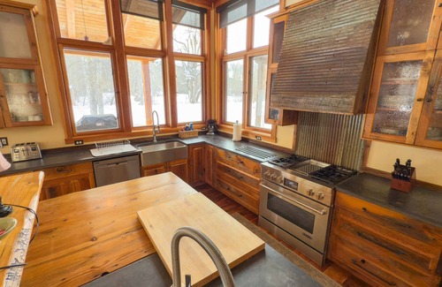 Bozeman Cabin | Luxurious Sourdough Canyon Lodge with Creek. 5 Star Rating. 5000+/- Sq Ft