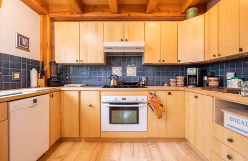 Bragg Creek House | Luxurious & Spacious home on 8 acres with 4-bedrooms +Office, 45min from Calgary