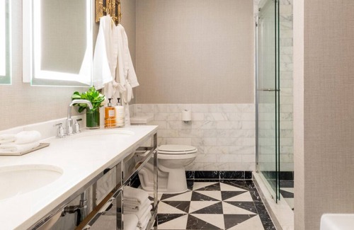 Norma Triangle Hotel | Luxurious Suite Close to Universal Studios Hollywood! Rooftop Heated Pool!