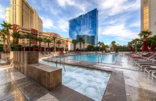 Las Vegas Condo | Luxurious Suite with Pool View and Walking Distance from The Las Vegas Strip!