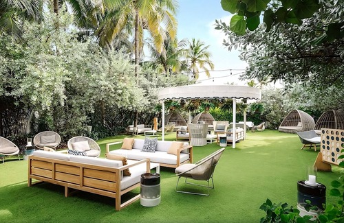 City Center Resort | Luxurious Suites in Miami Beach! Outdoor Pool, Pets are Welcome here!