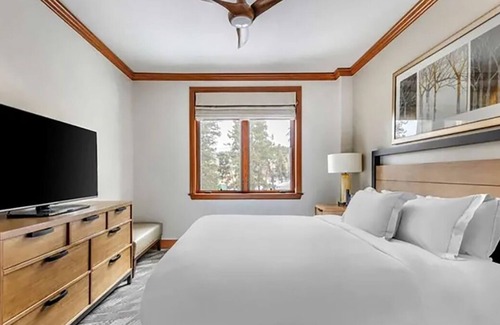 Four O'Clock Hotel | Luxurious Valdoro Mountain Lodge. Cozy 3 bedroom and 3 bath (sleeps 8)