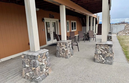 Stevensville House | Luxurious Walkout Basement, 2 Suites, Kitchen & Scenic Views in Stevensville MT