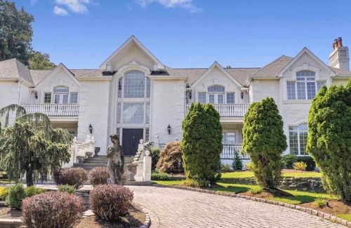 Saddle River House | Luxurious white brick villa