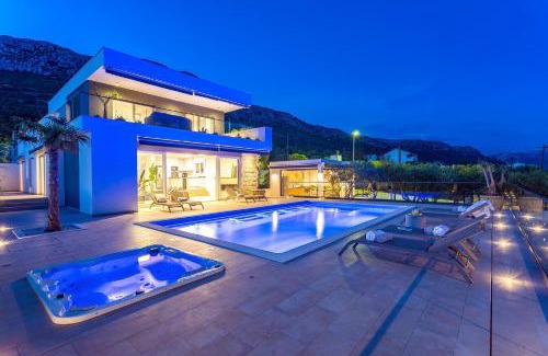 Kastel Gomilica Villa | Luxurius Villa Aria with heated 45sqm pool, jacuzzi and seaview