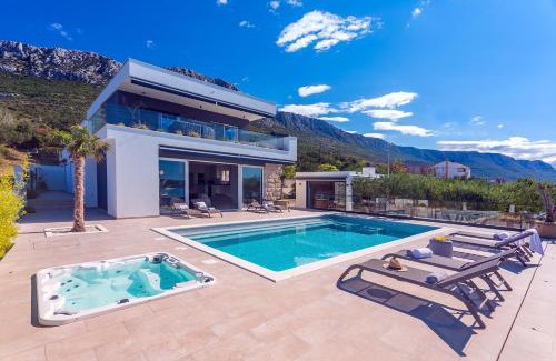 Kastel Gomilica Villa | Luxurius Villa Aria with heated 45sqm pool, jacuzzi and seaview