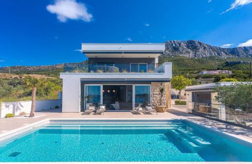 Kastel Gomilica Villa | Luxurius Villa Aria with heated 45sqm pool, jacuzzi and seaview