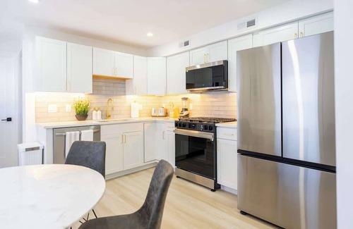 Eagle Hill Apartment | Luxury 2 Bed 2 Bath East Boston