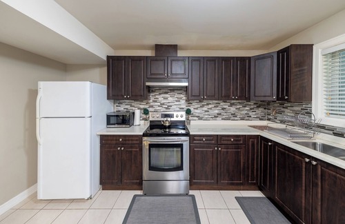 Newton House | Luxury 2 Bedroom Surrey Basement Suite, Sleeps 6