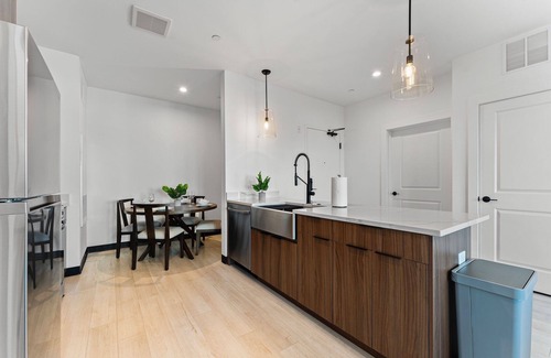Everett Apartment | Luxury 2bd/2ba near Boston 2109